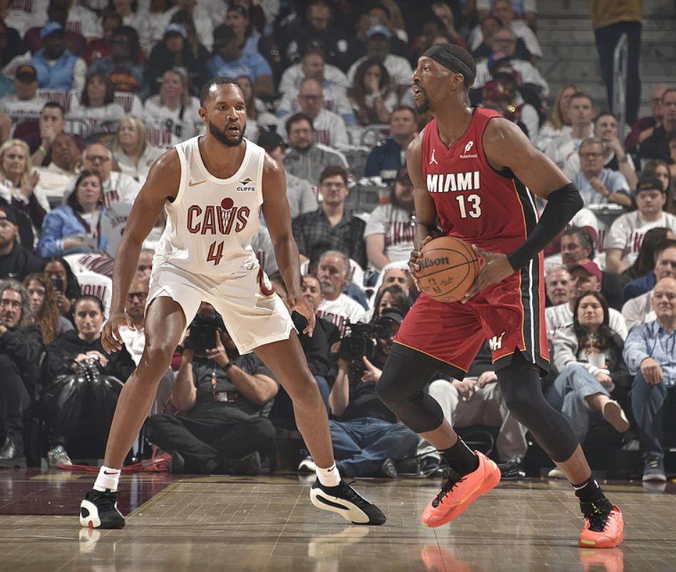 爱游戏入口-包含热火球星三分绝杀，全场观众热烈欢呼，一般参加.的词条